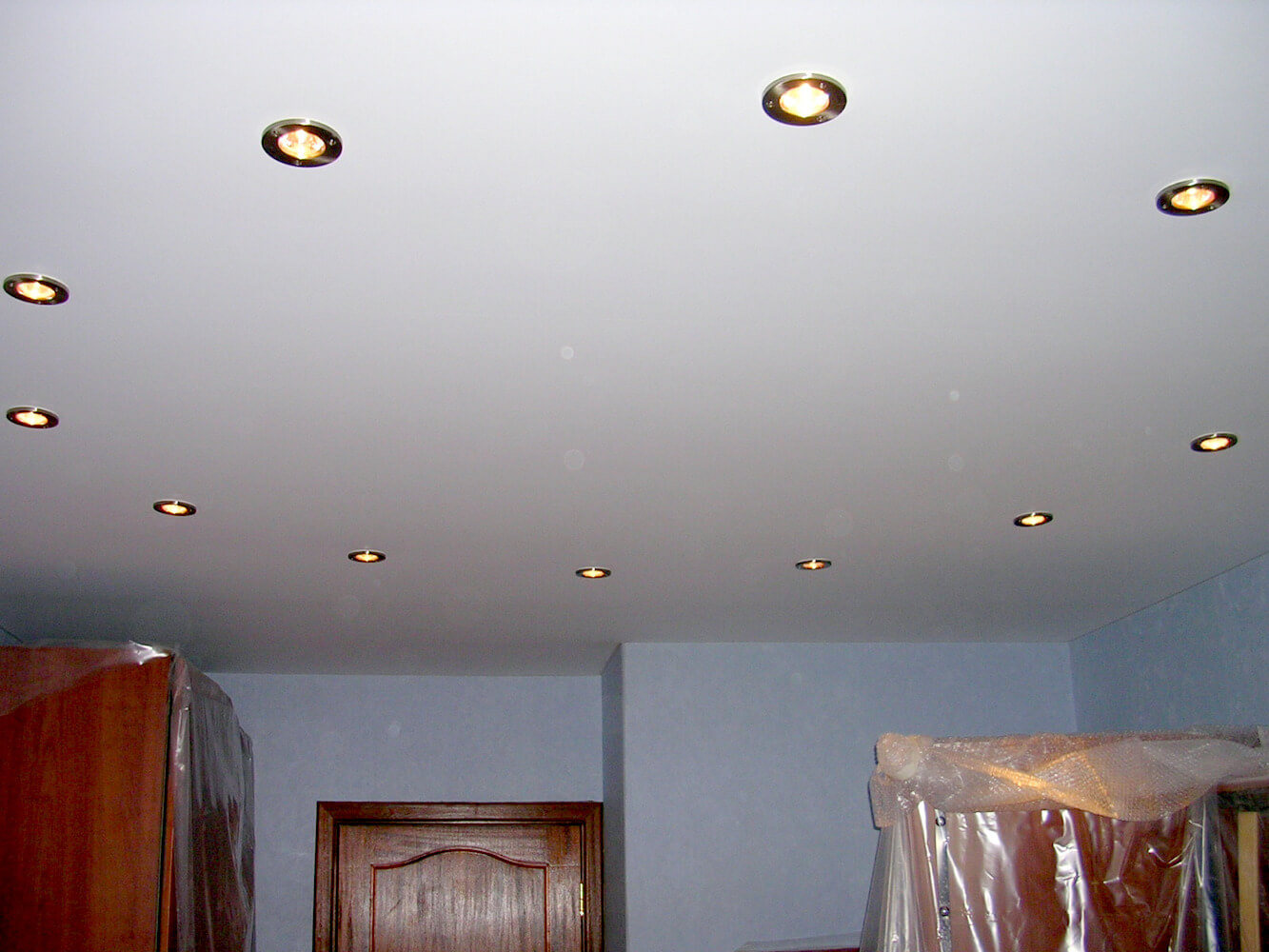 Натяжные потолки с точечными светильниками с фото